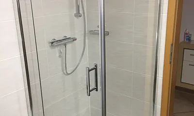 Badezimmer mit Dusche 90 x 90