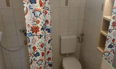 Bad mit Dusche und WC