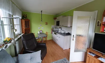 Wohnzimmer mit Fernsehsessel u. Essecke