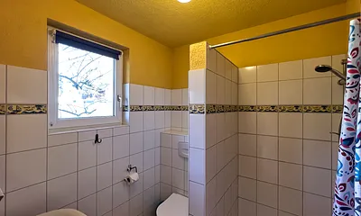 Bad mit Dusche, WC und Waschbecken