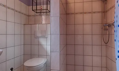 Bad mit Dusche, WC und Waschbecken