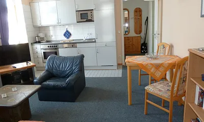 Küchenzeile mit Esstisch (4 Stühle vorhanden)