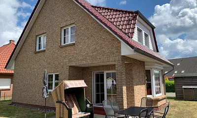 Große Sonnenterasse mit Strandkorb im  450 m² umzäunten Garten