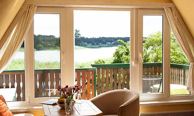 Aussicht über Balkon zum Wasser (hier geht die Sonne auf;))