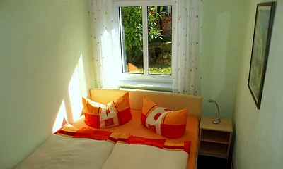 Schlafzimmer mit sehr bequemen Hotelbett (1,60 m Boxspring) und Kleiderschrank