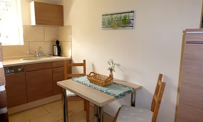 Voll ausgestattete Küche mit Geschirrspüler, Mikrowelle, Kaffeemaschine, Toaster und allgemeine Küchenutensilien