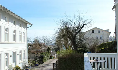 Blick in die Rosenstraße von der Terrasse im Frühjahr