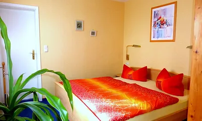 Großes Doppelbett, Zugang zum Badezimmer