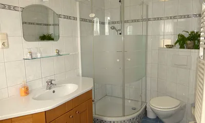 Modernes Bad mit Fenster, ein Handtuchset pro Person