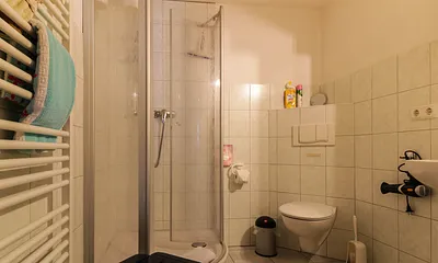 Bad mit Dusche/ WC und Föhn