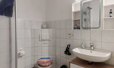 Bad mit Dusche/ WC und Föhn