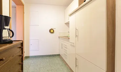 Miniküche mit Mikrowelle und 2-Platten-Kochfeld