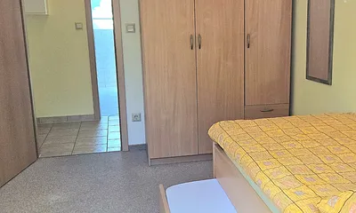 2. Schlafzimmer mit Rollbett