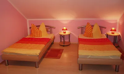 Zweites Schlafzimmer mit zwei einzelnen Betten