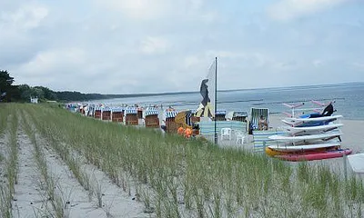 Strandkorbverleih und Wassersport am Sandstrand von Glowe