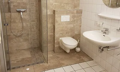 Bad mit barrierefreier Dusche und WC