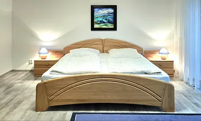 großes Doppelbett mit komfortablen Matratzen