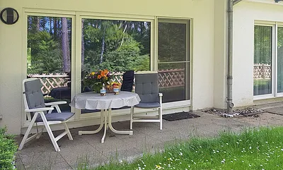 Terrasse mit Mobiliar, links vorm Wohnzimmer überdacht, rechts vorm Schlafzimmer