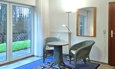 Sitzecke im Schlafzimmer mit Blick auf die Terrasse