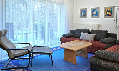 Wohnzimmer mit Sitzgruppe / Doppelbettcouch / Blick auf die Terrasse