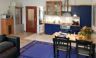 Mikrowelle, Tür zum Flur, Küchenzeile und Essbereich