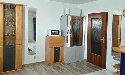 Schrank mit Gläsern / Mikrowelle / Tür zum Flur
