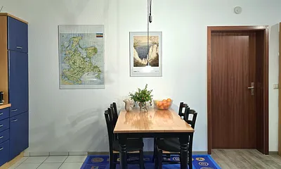 großzügiger Essbereich und Tür zum Schlafzimmer
