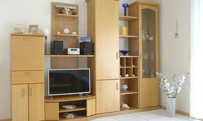 Wohnzimmer mit Sat-TV und Stereoanlage