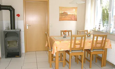 Essbereich im Wohnzimmer mit Kaminofen