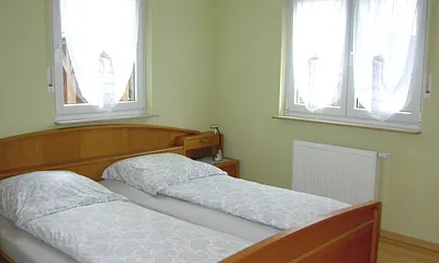 Schlafzimmer 1 mit Wand-TV