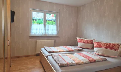 Schlafzimmer 2 mit Wand-TV