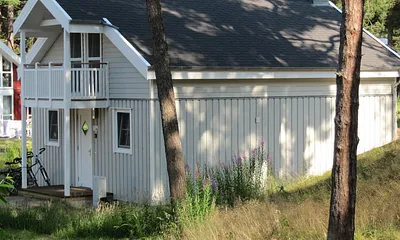 Hauseingang mit kleinem Balkon vor den oberen Schlafzimmern