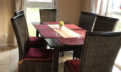 Essecke - Lichtdurchflutet. Links trennt die Theke von der Küche