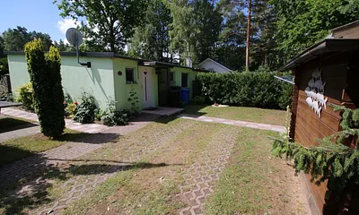 Ferienhaus Rückseite mit Einfahrt