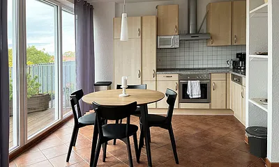 Küche und Esstisch