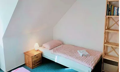 Schlafsofa in Wohnzimmer ausgezogen als Bett