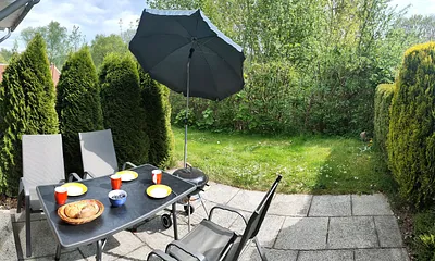 gemütliche Terrasse geschützt durch Hecken