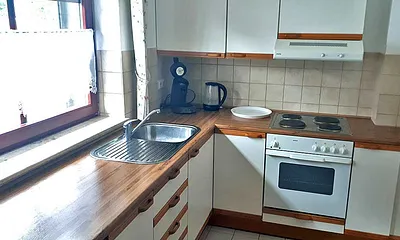 separate Küche mit Kühlschrank und Tiefkühlfach, 