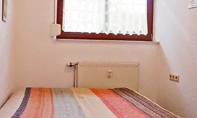Zweites Schlafzimmer mit Doppelbett, Fotonmatratze, ca. 1,40 m Breite    