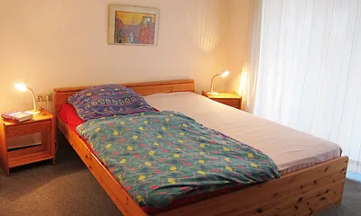 Schlafzimmer mit Doppelbett