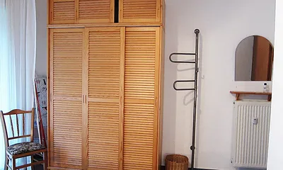 großer Kleiderschrank im Schlafzimmer