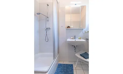 Badezimmer mit Dusche, Waschbecken, WC 
