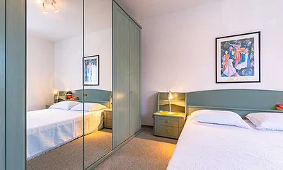 großer Spiegelschrank im Schlafzimmer