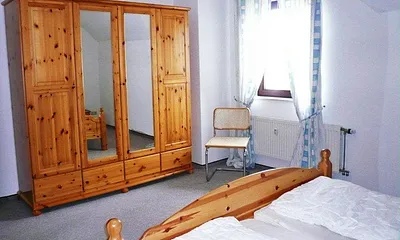 Schlafzimmer mit großem Schrank