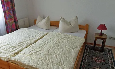 Schlafzimmer mit Doppelbett
