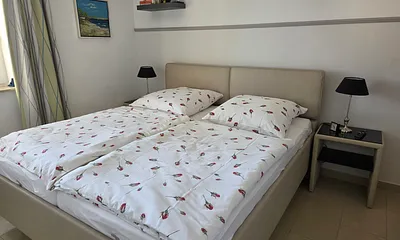 Schlafzimmer mit Bett 180x200 cm