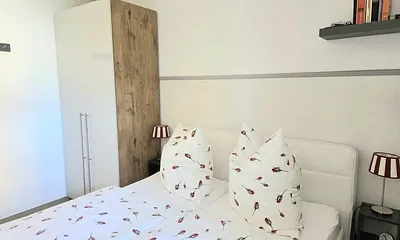 2. Schlafzimmer mit Bett 160x200 cm