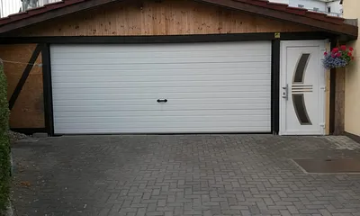 geschlossener Carport