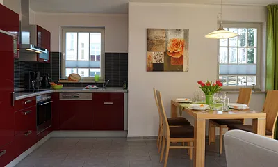 Küchenzeile mit Esstisch
