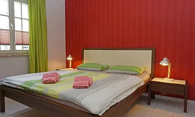 Schlafzimmer mit Doppelbett
